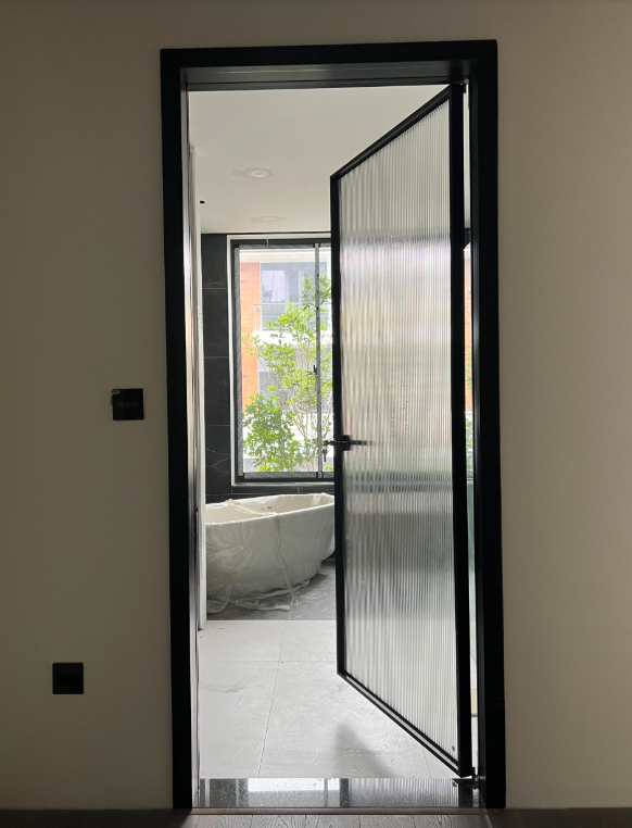 Cửa Slim 1 cánh mở quay kính sóng to