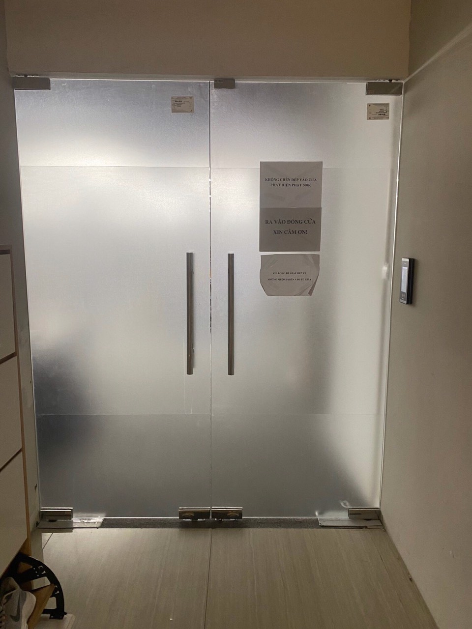 Cửa kính cường lực 2 cánh lùa sang 2 bên màu trắng trong