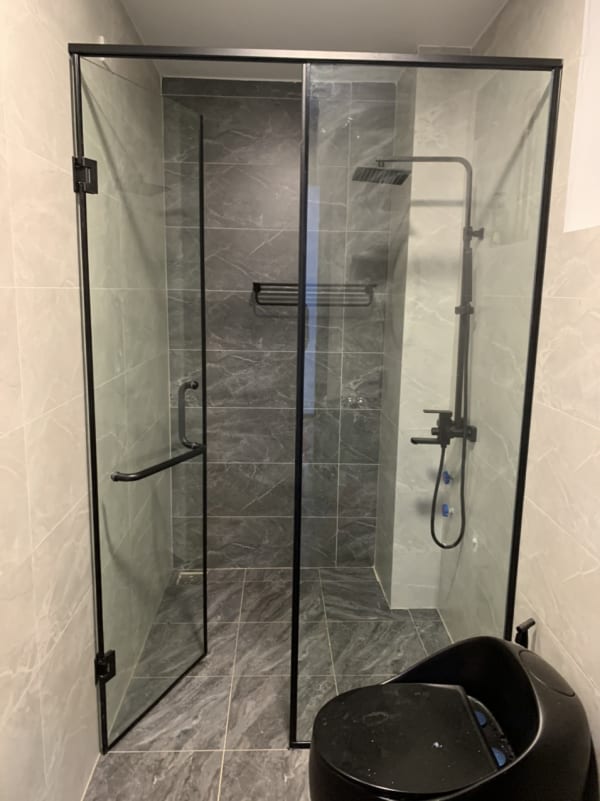 Phòng tắm kính cánh mở phụ kiện màu đen hiện đại