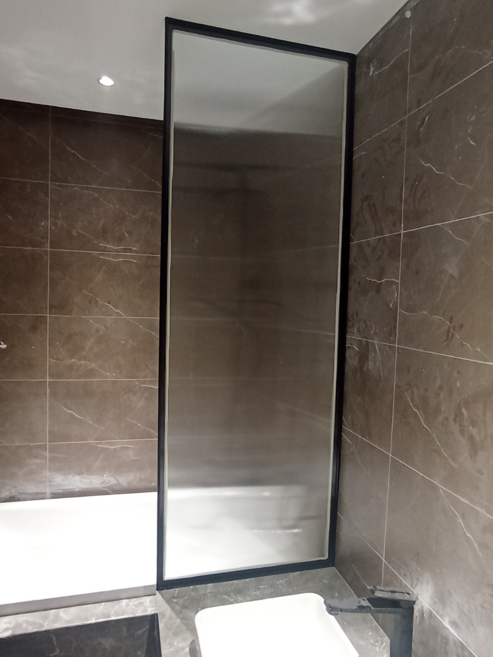 Vách cố định nhôm Slim kính sóng to ngăn phòng