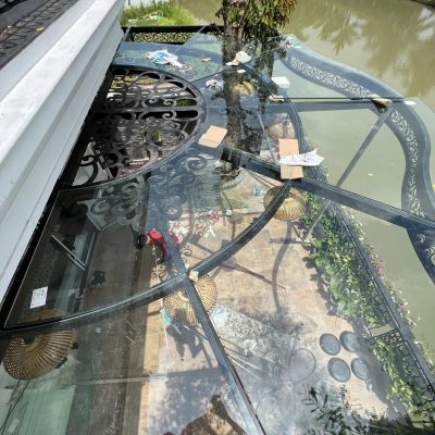 Thi công lắp đặt mái kính cường lực màu trắng trong tại Bắc Ninh