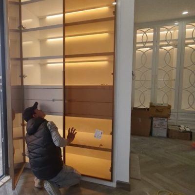 Tủ trưng bày cánh kính màu trà khung nhôm màu vàng xước