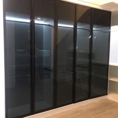 Cánh kính tủ áo màu xanh đen, hệ 20×45, tay dương liền