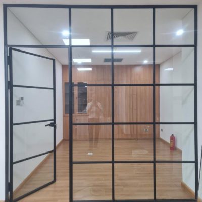 Cửa Slim cánh mở chia đố kết hợp vách