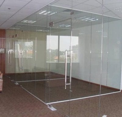 Cửa kính cường lực dùng cho vách ngăn văn phòng