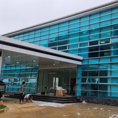 Hoàn thiện vách kính mặt dựng màu xanh dương cho văn phòng nhà máy