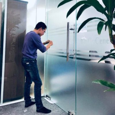 Cửa kính thủy lực 1 cánh mở quay tay nắm bạc cao cấp