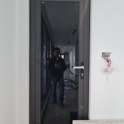 Cửa nhôm Xingfa 1 cánh mở quay kính xanh đen