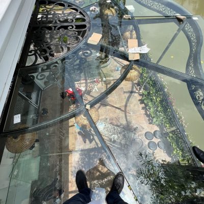 Mái kính cường lực sử dụng khung sắt uốn nghệ thuật