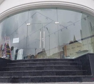 Cửa vách kính cường lực cong