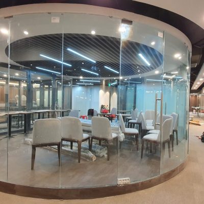 Vách kính văn phòng uốn cong
