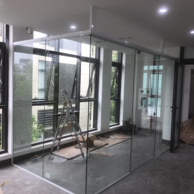 Vách kính ngăn phòng an toàn và kinh tế