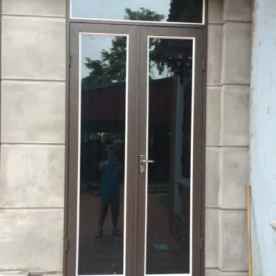 Cửa nhôm 2 cánh mở quay kết hợp vách cố định phía trên