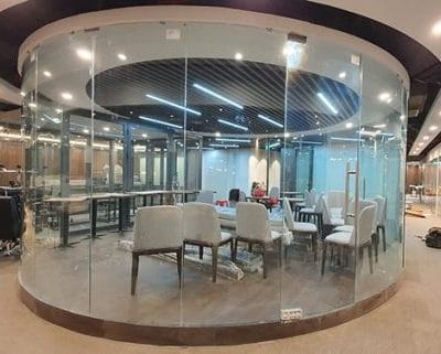 Vách kính cường lực uốn cong ngăn phòng