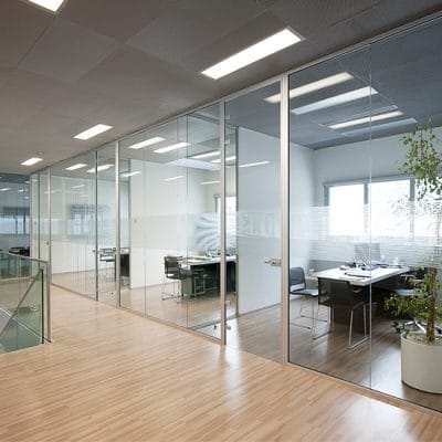 Vách ngăn văn phòng bằng kính cường lực