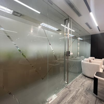 Vách kính cường lực ngăn phòng