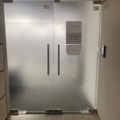 Cửa kính văn phòng 2 cánh mở quay kính cường lực màu trắng trong