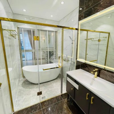 Phòng tắm kính sử dụng phụ kiện mạ vàng cao cấp sang trọng