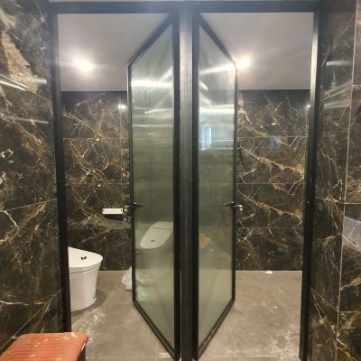 Cửa đi mở quay 1 cánh kính sóng to, nhôm Slim cao cấp