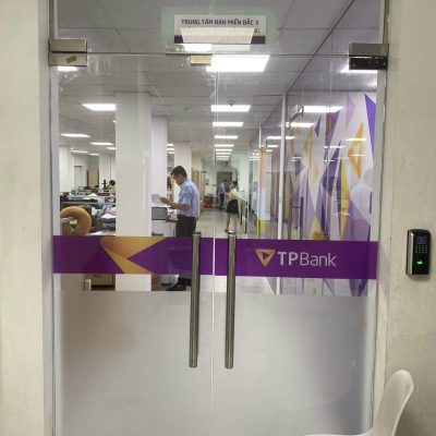 Cửa kính thủy lực mở quay 2 cánh