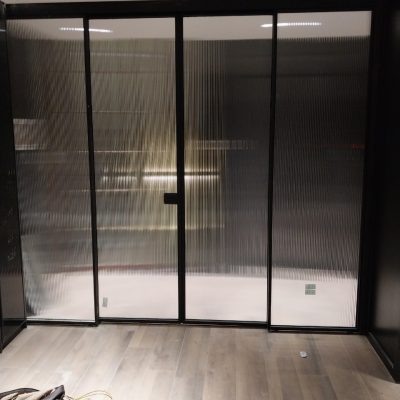 Cửa nhôm 4 cánh lùa về 2 phía hệ nhôm Slim màu đen kính sóng