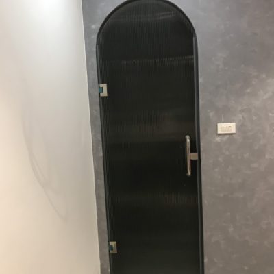 Cửa kính sóng cường lực màu xanh đen mở 1 cánh