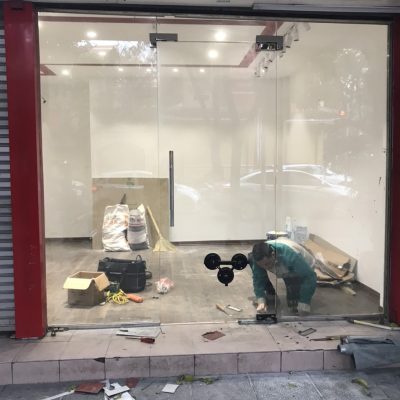 Cửa kính văn phòng 1 cánh mở kính cường lực 10mm