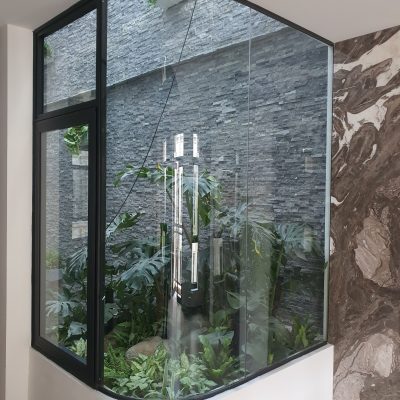 Cửa nhôm vách kính uốn cong lắp đặt cho tiểu cảnh