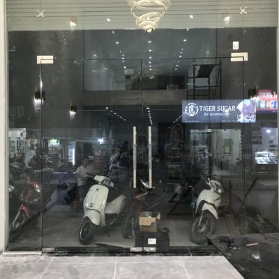Cửa kính cường lực cho nhà phố 2 cánh mở quay