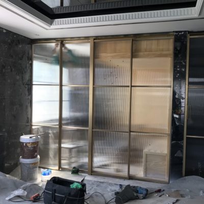 Cửa trượt không ray 2 cánh lùa 1 phía hệ nhôm Slim màu vàng