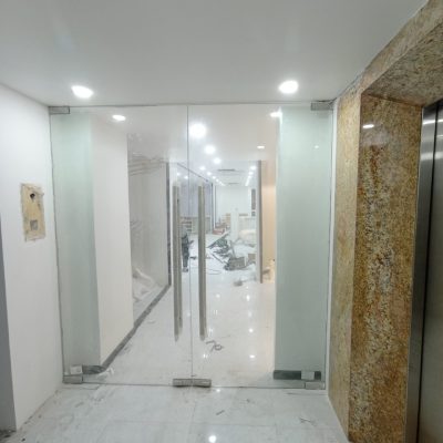 Cửa kính 2 cánh mở quay văn phòng