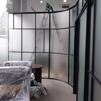 Vách kính nhôm hệ Slim uốn cong chia đố cao cấp