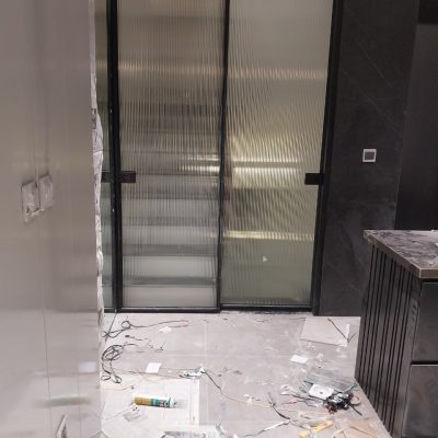 Cửa đi 2 cánh trượt về 2 phía hệ Slim kính sóng