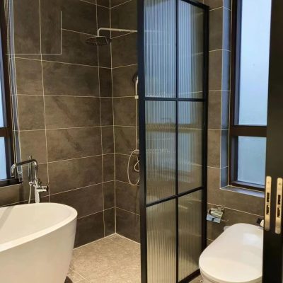 Vách kính nhà tắm hệ nhôm Slim kính sóng có chia đố