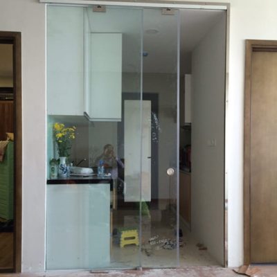 Cửa kính cường lực mở trượt ngăn phòng bếp