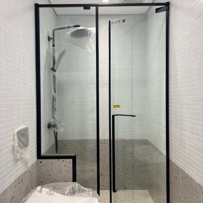 Phòng tắm kính sử dụng tay nắm dài dọc mới lạ