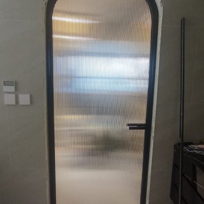 Cửa Slim mở quay 1 cánh uốn vòm kính sóng to