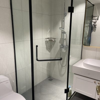 Phòng tắm kính phụ kiện màu đen cao cấp