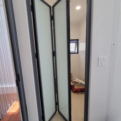 Cửa nhôm Xếp gấp 2 cánh gọn gàng hệ nhôm Slim
