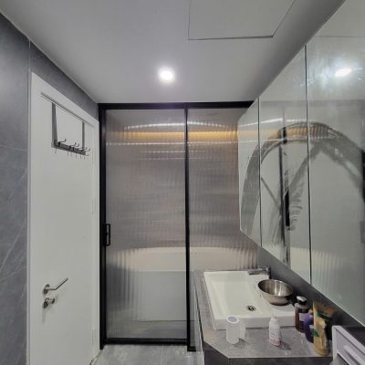 Cửa slim 2 cánh kính sóng ngăn nhà tắm