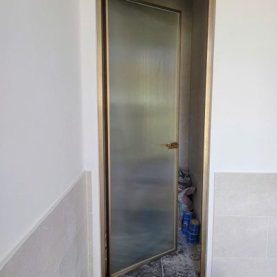 Cửa Slim mở quay 1 cánh màu vàng xước kính sóng nhỏ