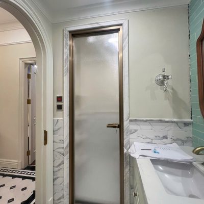 Cửa Slim mở quay 1 cánh màu vàng xước