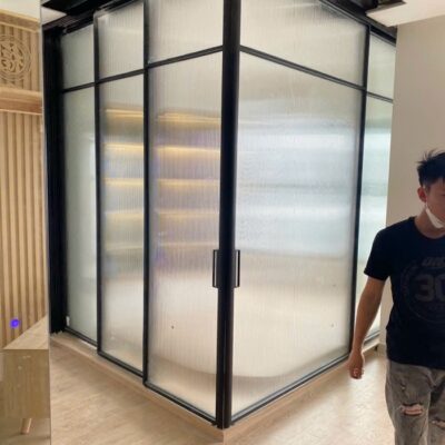 Cửa trượt không ray 3 cánh Slim kính sóng ngăn phòng riêng