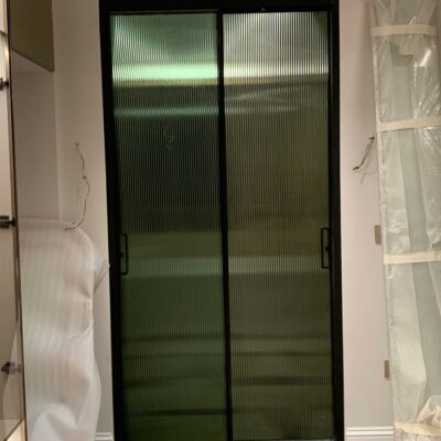 Cửa Slim 2 cánh lùa kính sóng màu xám khói