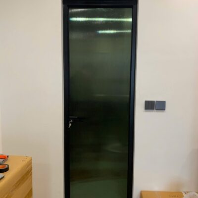 Cửa Slim 1 cánh mở quay kính sóng màu xám khói